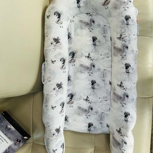 Dockatot Deluxe Plus Miss Mighetto & Spare Cover